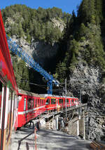 An dieser Stelle zwischen Lüen-Castiel und Chur fährt der Zug von Arosa nach Chur nach einem Tunnel direkt auf eine Brücke.