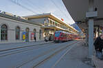 Montag den 05.02.2024 um 10:06 Uhr in Chur (GR). Auf dem Bahnhofvorplatz des Bahnhof Chur steht auf dem RhB Gleis 2 (Spurweite 1'000 mm) der Abfahrbereite Regionalzug R16 mit der Zugnummer 1429 von Chur (ab 10:08 Uhr) nach Arosa (an 11:09 Uhr) bereit. Der Zug hat folgende Formation (Spitze – Schluss von Chur nach Arosa): 1. Fahrzeug: 3512 (Frontanschrift am dreiteiligen Zweispannungs-Triebzuges  Allegra“), Jörg Jenatsch / 3512 (1. Seitenanschrift am 1. Fahrzeug des Zweispannungs Triebzuges  Allegra“), ABe 4/4 35012 (2. Seitenanschrift am 1. Fahrzeug des Zweispannungs-Triebzuges  Allegra“), 2. Fahrzeug: ABe 8/12 3512 (1. Seitenanschrift am 2. Fahrzeug des Zweispannungs-Triebzuges  Allegra“), Bi 35612 (2. Seitenanschrift am 2. Fahrzeug des Zweispannungs-Triebzuges  Allegra“), 3. Fahrzeug: ABe 4/4 35112 (1. Seitenanschrift am 3. Fahrzeug des Zweispannungs Triebzuges  Allegra“), Jörg Jenatsch / 3512 (2. Seitenanschrift am 3. Fahrzeug des Zweispannungs-Triebzuges  Allegra“), 4. Fahrzeug: AB 1564 (Seitenanschrift am Wagen mit öffnungsfähigen Fenstern), 5. Fahrzeug: AB 1562 (Seitenanschrift am Wagen mit öffnungsfähigen Fenstern), 6. Fahrzeug: Bt 52808 (Seitenanschrift am Steuerwagen), 7. Fahrzeug: B 2375 (Seitenanschrift am Wagen mit öffnungsfähigen Fenstern). Koordinaten GMS (Grad, Minuten, Sekunden): N 46° 51’ 10.9’’ O 9° 31’ 44.9’’