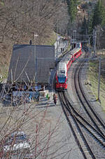 Donnerstag den 29.02.2024 (Schalttag/Schaltjahrtag) um 09:26 Uhr in der Gemeinde Arosa im Quartierteil Lüen (GR). Im Bahnhof Lüen-Castiel an der RhB Bahnlinie Chur – Arosa findet soeben eine Zugskreuzung statt. Von Arosa Talwärts fahrend und im Bahnhof auf Gleis 1 (am AG) haltend fährt der R16 mit der Zugnummer 1424 ein und hat Kreuzung mit dem Bergwärts fahrenden Gegenzug R16 1425 welcher auf Gleis 2 einfährt. Der Zug R16 1424 verkehrt von Arosa (ab um 08:49 Uhr) mit Halt auf Verlangen in Lüen-Castiel (an/ab 09:28 Uhr) nach Chur (an um 09:51 Uhr). Der Zug R16 1425 verkehrt von Chur (ab um 09:08 Uhr) mit Halt auf Verlangen in Lüen-Castiel (an/ab 09:28 Uhr) nach Arosa (an um 10:09 Uhr). Dies ist noch lange nicht die ganze Geschichte bei dieser Zugskreuzung. Am heutigen Tag und zufälligerweise genau bei diesen zwei Zügen werden noch Statisten an den Bahnhof getrieben. Es ist eine kleine Herde Ziegen welche vom Quartierteil Lüen (GR) auf der Strasse zum Bahnhof getrieben werden und dabei vom Kamerateam des TV-Sender  3sat“ aufgenommen werden. Der Grund für das Verfilmen ist das 110 jährige Jubiläum der Chur – Arosa – Bahn in diesem Jahr. Diese Informationen habe ich von einem Einheimischen welcher sich an den Aufnahmen beteiligt. Die Sendung wird im Herbst 2024 über den TV-Sender  3sat“ ausgestrahlt. Koordinaten GMS (Grad, Minuten, Sekunden): N 46° 49’ 53.6’’ O 9° 36’ 44.7’’