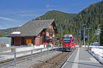 Dienstag den 19.03.2024 um 12:55 Uhr in der Gemeinde Arosa im Quartierteil Litzirüti (ehemalige Fraktion der früheren Gemeinde Langwies). Im Bahnhof Litzirüti auf Gleis 2 einfahrender Regio 16 mit der Zugnummer 1437. Der Zug verkehrt von Chur (ab 12:08 Uhr) über Litzirüti (an/ab 12:56/12:58 Uhr) nach Arosa (an 13:09 Uhr). Hier in Litzrüti hat dieser Zug eine Zugskreuzung mit dem Gegenzug Regio 16 mit der Zugnummer 1440. Dieser Zug verkehrt von Arosa (ab 12:49 Uhr) über Litzirüti (an/ab 12:58/12:58 Uhr) nach Chur (an 13:51 Uhr). Am Schmucken Bahnhofsgebäude im Chalet Stil ist der eingeschnitzte Hausspruch  Für Fortschritt und Verkehr dem Bündnerland zur Ehr!“ sowie die eingeschnitzte Jahreszahl  1914“ angebracht. Koordinaten GMS (Grad, Minuten, Sekunden): N 46° 47’ 52.5’’ O 9° 42’ 10.1’’