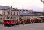 Im letzten Abendlicht verlassen Ge 4/4 I 608 und 609 den Bahnhof Chur Richtung Schanfigg. (14.07.2009)