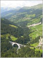 Blick von Rongg durchs Schanfigg talauswrts Richtung Chur. In Langiwes wechselt die RhB mit dem Langwieser Viadukt die Talseite. (17.08.2009)