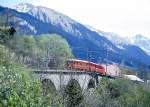 RhB Regionalzug 650 von Arosa nach Chur am 15.05.1994 auf dem Lochbchliviadukt, wenige Meter nach Ausfahrt St.Peter mit ABt 1703 - B 2316 - DZ 4232 - ABDe 4/4 487 Triebwagen schiebend.