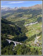 Vom Rongg 300 Hhenmeter oberhalb Langwies bietet sich dieser phantastische Blick aufs Schanfigg vom Langwieser Viadukt bis zum Calanda im Hintergrund.