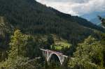 R 1448 (Arosa - Chur) mit einem unbekannt gebliebenen ABe 8/12 am 9. August 2011 auf dem Langwieser Viadukt.