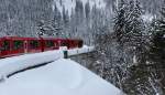 Ein Regio aus Chur ist im schneereichen Januar 2012 auf dem Weg nach Arosa.