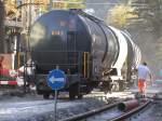 Durch die Bauerei an der Doppelspur in der Engadinstrasse in Chur wird durch den Gterzug eine Menge Staub aufgewirbelt. (26.10.2006)