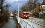 Im April 1996 ist ABDe 4/4 483 in der Innenstadt von Chur nach Arosa unterwegs. Das Fahrzeug gehört zu einer Serie von sechs Triebwagen, die 1957/58 für die Chur-Arosa-Bahn gebaut wurden. Nach der Umstellung von Gleich- auf Wechselstrom im Jahr 1997 wurden die Wagen abgestellt und z. T. verkauft.