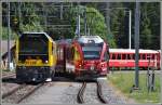 R1452 mit Allegra 3515 kreuzt die Diesellok D2 28702 in Langwies. (11.06.2015)