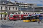 Der R1444 mit ABe 8/12 3511 erreicht den Bahnhof Chur und hat Platz gemacht für einen Postbus, der in Kooperation mit dem Stadtbus die Linie 3 nach Untervaz/Haldenstein betreibt. (02.09.2015)