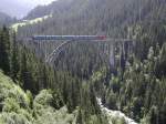 RhB,Arosabahn Der Arosa Express  auf dem Viadukt bei Langwies am 18.07.03 Erbaut wurde die Betonbrcke 1913,62m Hhe,100m Spannweite,287m Lnge