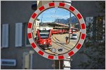 R1437 mit Allegra ABe 8/12 3505 doppelt gespiegelt auf dem Churer Bahnhofplatz. (11.04.2016)