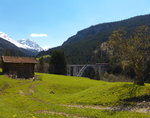 Ein Abe 8/12 ist mit einem Wagen der 2. Klasse und dem Steuerwagen 1723 unterwegs als R 1448 (Arosa - Chur). Der Zug befährt gerade das, 284m lange und 62m hohe, Langwieser Viadukt.
Langwies, 05. Mai 2016
