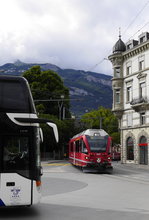 3509 biegt auf der Stadtstrecke in Chur in die Straße am Plessurquai ein. Die bereifte Konkurrenz muss den Vortritt lassen. Aufnahme vom 12.8.16.