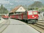 Links ist soeben ein Zug aus Arosa im alten Depot  Sand  eingetroffen.Die Reisenden steigen um in den Bus,der sie weiter zum Bahnhof Chur bringt.