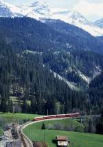 RhB Regionalzug 644 von Arosa nach Chur am 15.05.1994 Einfahrt Langwies mit ABt 1701I - B 2319 - DZ 4233 - ABDe 4/4 483II schiebender Triebwagen.