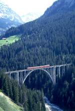 RhB Regionalzug 664 von Arosa nach Chur am 15.05.1995 auf Langwieser Viadukt mit ABt 1701I - B 2319 - DZ 4233 - ABDe 4/4 483II Triebwagen schiebend.