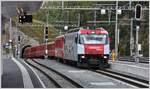 RE1145/GEX900 fährt Schlangenlinie bei der Einfahrt in St.Moritz. (17.09.2017)