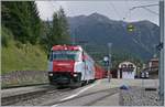 In Bergün wartet die Ge 4/4 650 mit einem Albula Schnellzug von St.Moritz nach Chur auf die Abfahrt.
