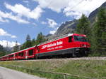 Die Ge 4-4 III 644 mit ein zug von Chur nach Sankt Moritz, hier zwischen die Bahnhofe Spinas und Bever, 20/06/2018