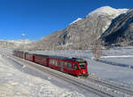 Roter Zug in herrlicher Winterlandschaft: IR von Chur nach St.