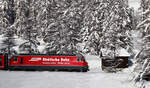 Die Rhätische Bahn macht für sich selbst Werbung im verschneiten Engadin: InterRegio Chur - St.