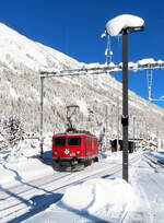 Viel Schnee im Bahnhof Bever: Lok Ge 4/4 I 602 auf dem Gleis Richtung Spinas - Albula, rechts das Gleis Richtung Zernez - Scuol-Tarasp.