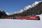 Ge 4/4 III 647 schiebt den Schnellzug nach Chur. Im Tal bei Bever liegt noch ausreichend Schnee und bietet eine Mega Kulisse am Vormittag des 25.2.26.