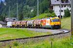 RHB Ge 4/4 III 641 mit einen G�terzug in Richtung St. Moritz am 06.07.26 in  Berg�n  