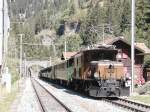 Albulabahn,ein Extrazug (GmP) mit  Krokodil  Nr.414 wartet in der Kreuzungsstation Stugl/Stuls (1276m .M.) einen Gegenzug ab.
23.08.03