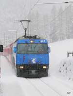 RhB - Ge 4/4 647 vor Schnellzug nach St.Moritz unterwegs bei Preda kurz vor dem Albulatunnel am 04.12.2009