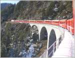 RE1148 nach Chur berquert den Landwasserviadukt.