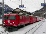 RhB - Lok Ge 4/4 601 vor einen Extrazug fr Rodler in Bergn am 01.01.2010 ..