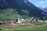 RhB Schnellzug GLACIER-EXPRESS H 2903 von St.Moritz nach Zermatt am 08.06.1993 kurz vor Bergn mit E-Lok Ge 4/4II 623 - A 1267 - WRS 3716/3817 - FO B 4272 - A 1263 - BVZ B 2283 - FO B 4266 - B 2423 - AB 1561. Hinweis: mehrere Wagen sind inzwischen umlackiert!