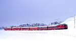 RhB Schnellzug GLACIER-EXPRESS H 905 von St.Moritz nach Zermatt am 04.10.1999 kurz nach Celerina mit E-Lok Ge 4/4II 626 - WR 3817/3816 - A 1265 - BVZ B 2283 - B 2347 - A 1263. Hinweis. Einen Tag vorher war in 1800m Hhe noch sommerliche Temperatur von 18 Grad und auf den Oberengadiner Seen wurde gesurft!