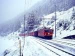 RhB Regionalzug 515 von Chur nach St.Moritz am 29.08.1995 Einfahrt Bergn mit E-Lok Ge 6/6II 704 - Gakv 5410 - D 4219 - B 2355 - B 2374 - B 2449 - A 1232 - A 1233. Hinweis: Winterstimmung im Hochsommer, das Datum im August stimmt! Albula-Pass war gesperrt, Julier hatte Kettenpflicht!