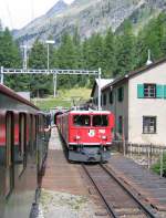 Aus dem nur eingleisig befahrbaren Albula-Tunnel kommt Ge 6/6 II RhB Nr. 705 mit dem D1125 Chur - St. Moritz, der Nostalgie-Glacierexpress muss warten - 13.08.2005
