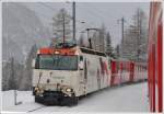 RE1145 mit Ge 4/4 III 649  Lavin  fhrt bei leichtem Schneefall in Preda ein.