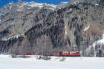 RhB Gterzug 5533 von Landquart nach St.Moritz am 02.03.1998 im Val Bever zwischen Spinas und Bever mit E-Lok Ge 6/6II 705 - Haikv 5107 - Gbkv 5561 - Gb 5012 - Rw 8203 - Rw 8218 - Haikv 5168.