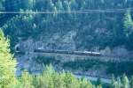 RhB Dampf-GmP 3534 von Samedan nach Landquart am 27.08.2000 auf Sparmauer kurz vor Fuegna-Tunnel zwischen Preda und Muot mit Dampflok G 3/4 1 - B 2246 - D 4052II - B 2060 - C 2012 - Gbkv 5565 - Gbkv 5575. Hinweis: leider war noch Schatten zur Verkehrszeit des seltenen Dampfzuges im oberen Albulatal, gescanntes Dia
