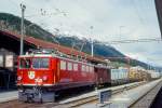 RhB Gterzug 5537 von Landquart nach St.Moritz am 28.06.1996 Einfahrt Samedan mit E-Lok Ge 6/6II 705 - Gbkv 5589 - Tw 8202 - Kkw 7376 - Rpw 8281 - Rpw 8272 - Uce 8002 - Uce 8082 - Uce 8084 - Uce 8068