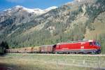 RhB Gterzug 5537 von Landquart nach St.Moritz am 08.10.1999 im Val Bever zwischen Spinas und Bever mit E-Lok Ge 4/4III 641 - Gbkv - Kk - 3x Rw.