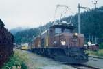 RhB Extrazug 3558 fr RHTIA INCOMING von Samedan nach Bergn am 05.03.1993 in Preda mit E-Lok Ge 6/6I 413 - Ge 4/6 353 - B 2247 - B 2095 - B 2098 - B 2100 - B 2245. Hinweis: sehr trbes Wetter, gescanntes Dia
