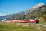 RhB Schnellzug Glacier-Express 540 von St.Moritz nach Zermatt am 14.10.1999 zwischen Samedan und Bever mit E-Lok Ge 4/4 III 646 - A 1244 - A 1240 - B 2364 - B 2293 - B 2448 - D 4209 - FO AS 4026 - BVZ AS 2013 - FO AS 4030 - FO AS 4021 - WR 3810. Hinweis: Eigenwerbung nur kurze Zeit auf Lok, gescanntes Dia
