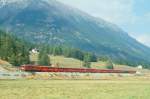 RhB Schnellzug 541 von Chur nach St.Moritz am 24.09.1989 zwischen Bever und Samedan mit E-Lok Ge 6/6II 705 - D - 3x B - 2x A - B - WR - B  - A - B. Hinweis: gescanntes Dia
