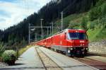 RhB Schnellzug 551 von Chur nach St.Moritz am 20.08.1995 Einfahrt Bergn mit E-Lok Ge 4/4 III 644 - D 4221 - B 2379 - B 2450 - B 2441 - A 1238 - A 1231 - B 2263.