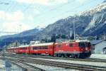 RhB Schnellzug 554 von St.Moritz nach Chur am 31.08.1993 Ausfahrt Samedan mit E-Lok Ge 4/4 II 623 - A 1283 - A 1281 - B  2376 - B 2343 - B 2374 - D 4218. Hinweis: nur Plankompo, hinter der Lok sind zwei 1.Klasse EInheitswagen Typ IV eingereiht, gescanntes Dia
