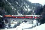 RhB Schnellzug 554 von St.Moritz nach Chur am 03.03.1998 auf Albula I-Viadukt zwischen Preda und Muot mit E-Lok Ge 4/4 III 648 - A 1273 - B - 2x A - 3x B - D.