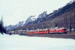 RhB Autozug 957 von Thusis nach Samedan am 07.03.1998 im Val Bever zwischen Spinas ind Bever mit E-Lok Ge 6/6 II 702 - B 2458 - B 2233 - 2x Rpw - Skl 8403 - Skl 8409 - Rpw 8240 - Rpw 8233 - Rpw 8234 - Skpw 8414 - Rpw 8239 - Rpw 8236 - Skpw 8415 - 2x Rpw. Hinweis: gescanntes Dia.
