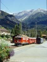 RhB Schnellzug 564 von St.Moritz nach Chur am 22.08.1995 Einfahrt Bergn mit E-Lok Ge 6/6 II 705 - B 2372 - B 2364 - A 1234 - A 1230 - B 2448 - B 2353 - B 2375 -  D 4225 - Hinweis: gescanntes Dia  